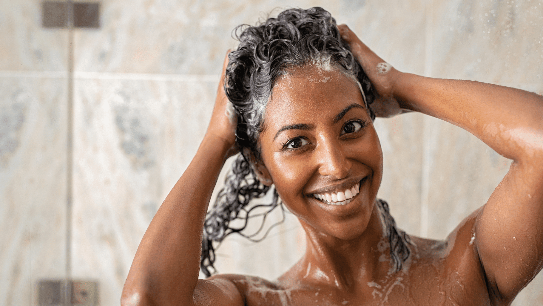 Perché e quando utilizzare uno shampoo stimolante per la crescita dei capelli